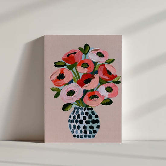 Leinwandbild Blumen rosa/rot in blauer Punkt-Vase auf dem Boden arrangiert, minimalistische helle Stimmung