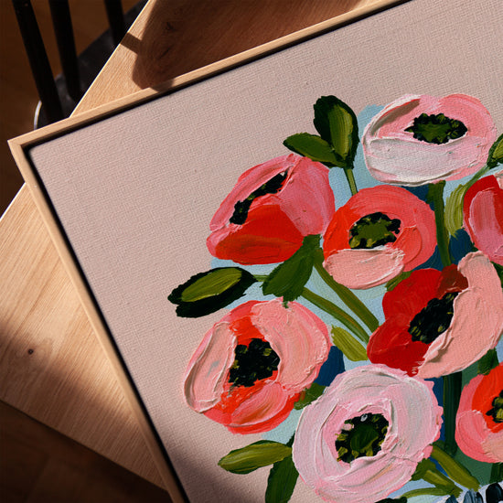 Leinwandbild Blumen rosa/rot mit blauer Punkt-Vase, moderne Wanddeko im Wohnzimmer mit Rahmen in Eiche goldfarben