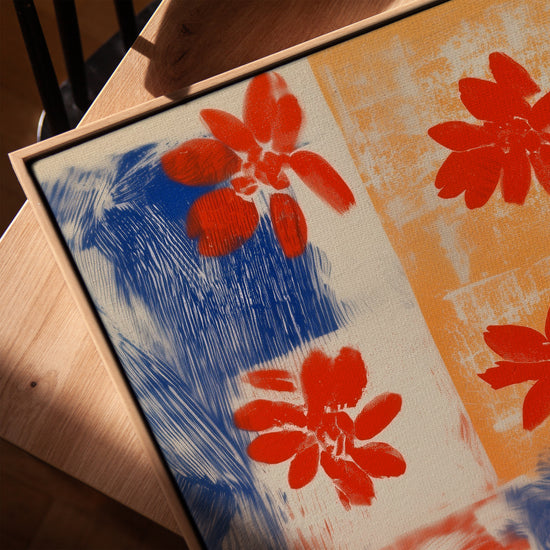 Tableau fleurs rouges abstraites contraste bleu orange pour salon minimaliste