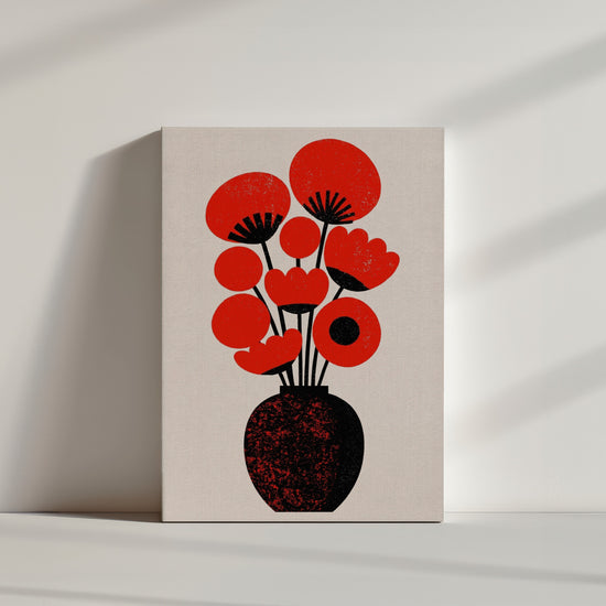 Leinwandbild mit stilisierten roten Blumen, schwarze Vase – modernes, minimalistisches Design; am Boden stehend in heller, puristischer Atmosphäre