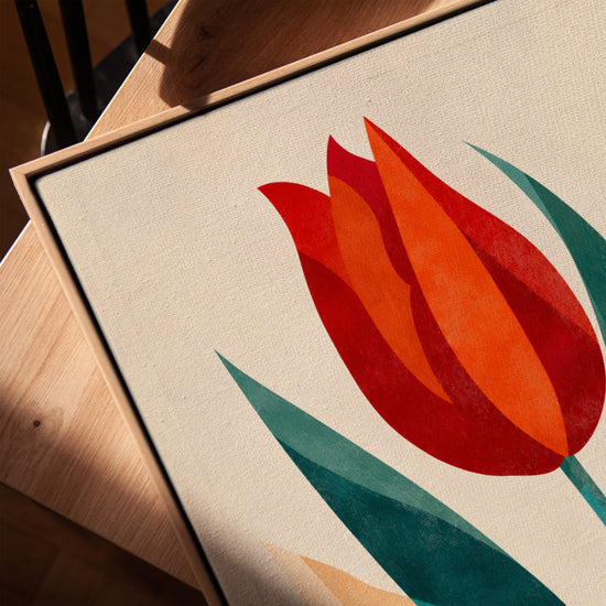 Tableau fleurs tulipe rouge orange géométrique posé sur table salon style moderne minimaliste