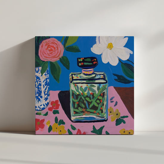 Tableau floral coloré avec bouteille stylisée sur fond bleu vibrant, style moderne et graphique