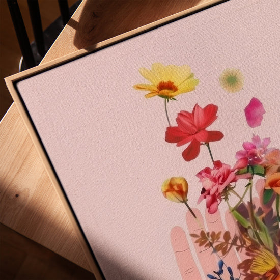 Tableau fleurs jaillissant de mains pour salon scandinave