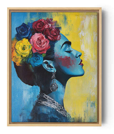 Un portrait vibrant de Frida Kahlo en profil, sa peau peinte en bleu contrastant avec un fond jaune éclatant. Sa chevelure est ornée de roses rouges, jaunes et bleues, et elle porte de somptueuses boucles d’oreilles argentées ainsi qu’un collier détaillé. L’image joue sur un effet de peinture expressive avec des touches abstraites, donnant une impression de force et de détermination.