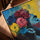 Portrait femme roses colorées tableau pour salon cadre chêne doré