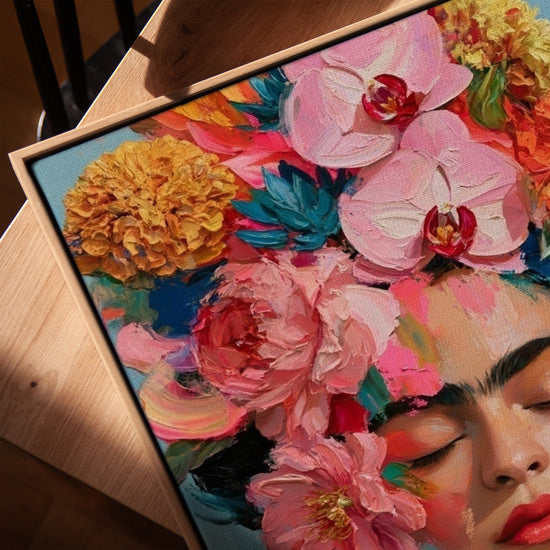 Frida Kahlo Wandbild auf Leinwand mit goldfarbenem Eichenrahmen, auf einem Tisch im Wohnzimmer dekoriert