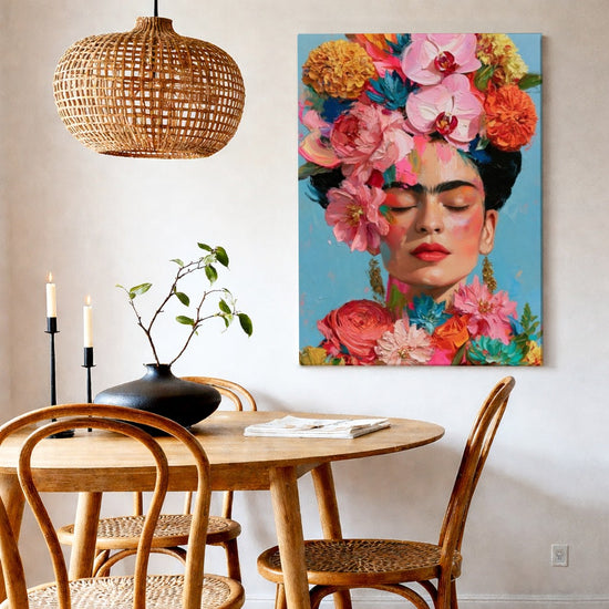 Frida Kahlo Wandbild, Orchideen und Dahlien auf blauem Fond – stilvolle Deko für das moderne Wohnzimmer