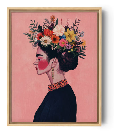 Retrato de perfil de una mujer elegante, sobre fondo rosa liso. Lleva una gran corona de flores coloridas en su cabello recogido en un moño. Su vestido negro tiene un cuello adornado con motivos rojos, y sus mejillas están maquilladas de rosa vivo