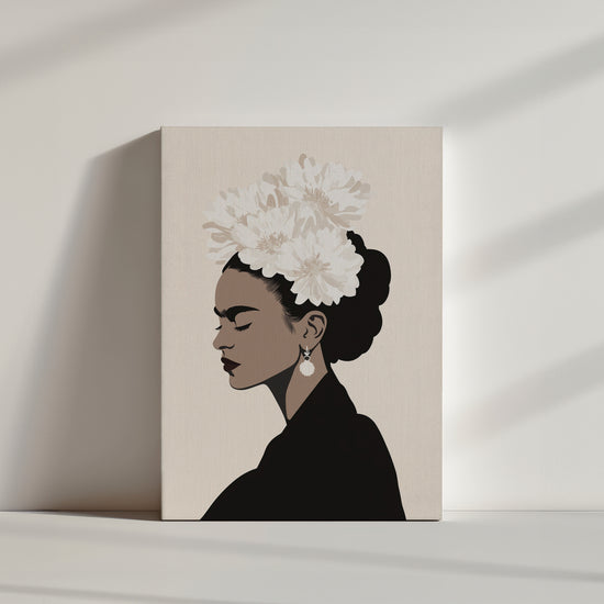 Une illustration élégante et épurée de Frida Kahlo, mettant en avant un contraste saisissant entre sa silhouette noire et ses fleurs blanches. L'arrière-plan beige accentue la douceur et l'harmonie de cette œuvre