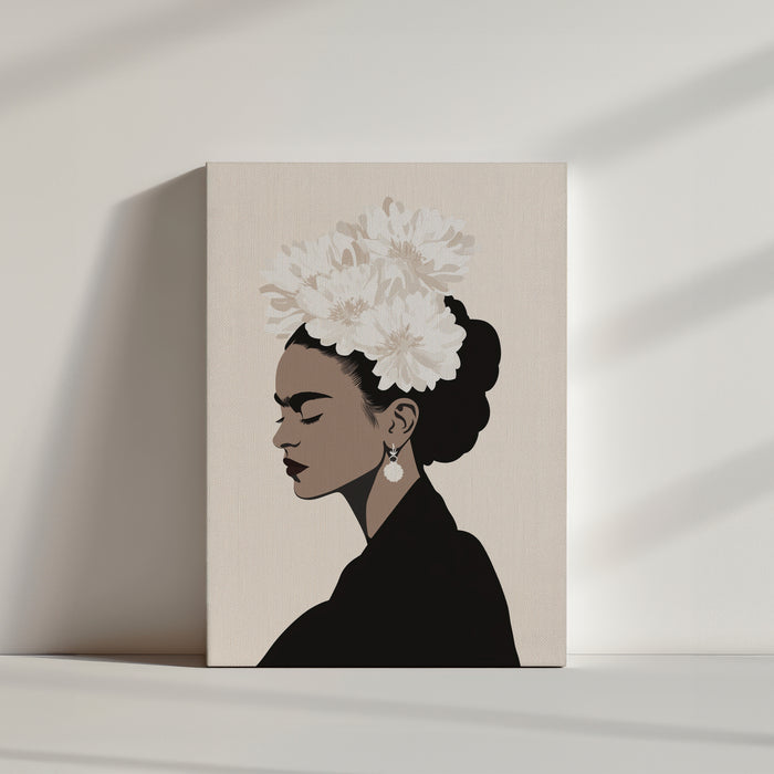 Une illustration élégante et épurée de Frida Kahlo, mettant en avant un contraste saisissant entre sa silhouette noire et ses fleurs blanches. L'arrière-plan beige accentue la douceur et l'harmonie de cette œuvre