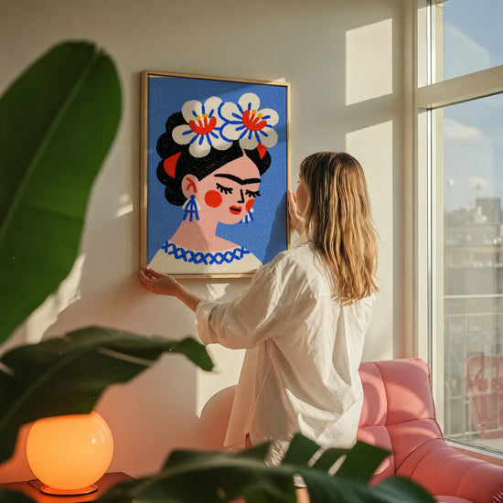 Tableau Frida Kahlo stylisé fond bleu fleurs blanches pop art accroché dans salon coloré moderne