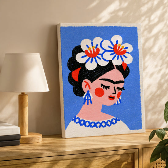 Tableau Frida Kahlo stylisé bleu fleurs blanches décoration murale salon buffet chêne