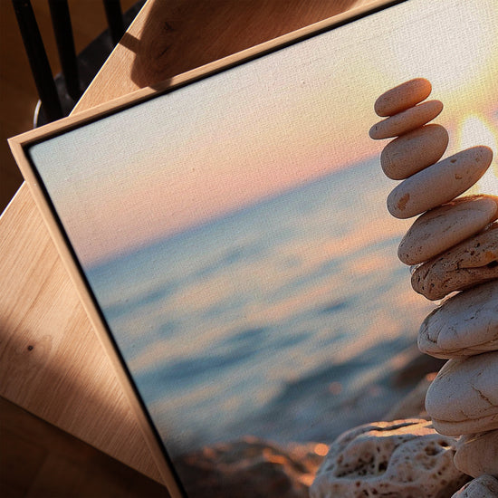 Tableau galets empilés au coucher du soleil pour salon scandinave