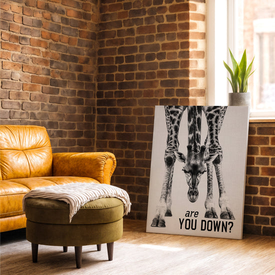 Tableau animaux girafe noir et blanc Are You Down accroché dans salon moderne mur brique fauteuil cuir