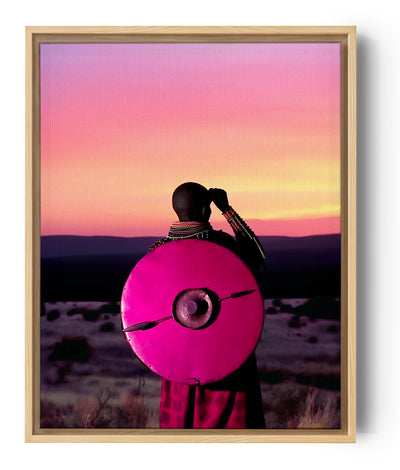 Fotografie in lebhaften und kühnen Farben eines afrikanischen Stammesmannes mit einem Schild bei Sonnenuntergang, Savanne