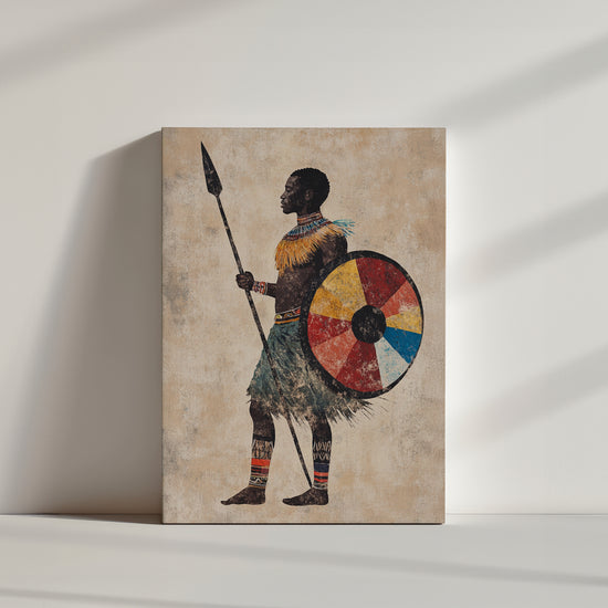 un guerrier africain avec une lance et un bouclier coloré, parfait pour une décoration murale ethnique. Les teintes naturelles et les motifs traditionnels enrichissent un intérieur chaleureux et authentique.