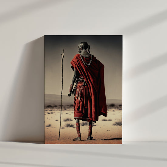Portrait d’une silhouette africaine de dos dans un paysage désertique. Tenue traditionnelle rouge, bijoux ethniques, bâton de berger. Image évoquant les cultures ancestrales, la puissance symbolique et l’élégance de l’art tribal africain. Style visuel fort, idéal pour une décoration murale ethnique et contemporaine.