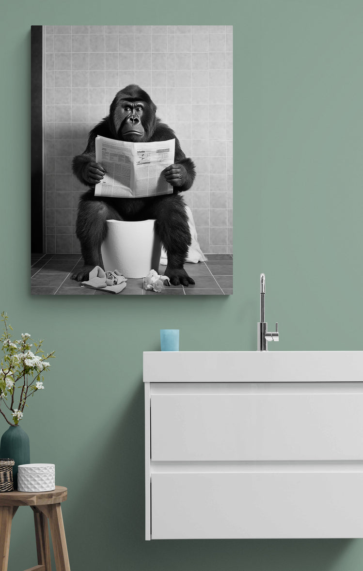 Tableau noir et blanc singe au toilette, installé au-dessus d'un évier dans une salle d'eau, captivant l'attention.