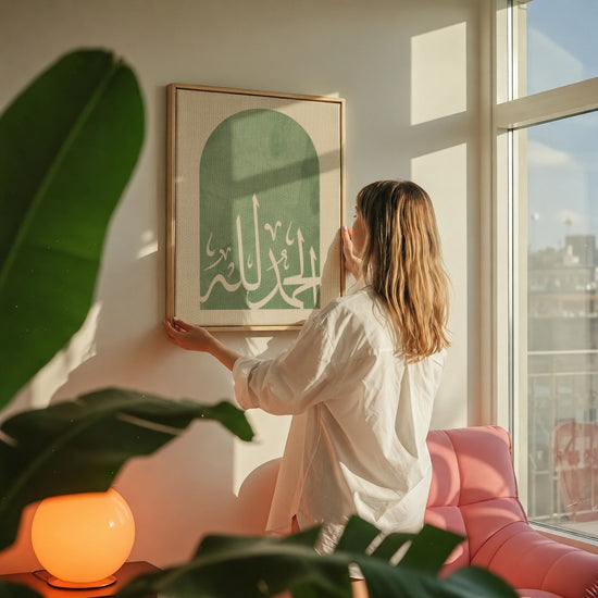Saliegroen Alhamdulillah kalligrafie schilderij aan de muur in kleurrijke woonkamer
