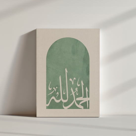 Arabische kalligrafie Alhamdulillah op saliegroen – serene, minimalistische stijl