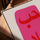 Tableau islamique calligraphie Hubb Salam rose fuchsia décoration salon moderne cadre chêne doré