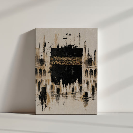 Tableau islamique Kaaba calligraphie dorée abstrait noir beige dans ambiance minimaliste épurée