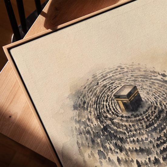 Tableau islamique Kaaba et pèlerins aquarelle beige et noir sur toile avec cadre chêne doré