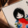Tableau japonais aquarelle fillette kimono rouge fleurs bleues dans salon cadre chêne doré sur table
