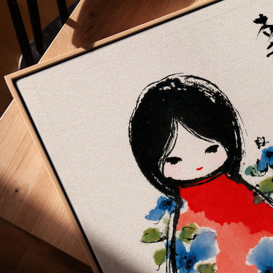 Tableau japonais aquarelle fillette kimono rouge fleurs bleues dans salon cadre chêne doré sur table