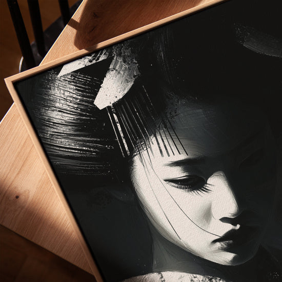 Tableau japonais geisha noir et blanc minimaliste posé avec cadre chêne doré salon moderne