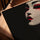 Tableau japonais geisha stylisée noir rouge et blanc street art décoration salon moderne cadre chêne doré