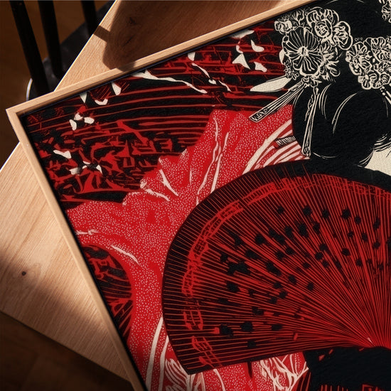 Tableau japonais geisha pop art rouge et noir décoration murale salon moderne cadre chêne doré