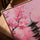 Tableau japonais pagode et cerisiers roses sur toile avec cadre chêne doré posé sur table salon
