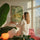 Tableau sur toile léopard jaune feuillage tropical accroché dans salon coloré ambiance exotique