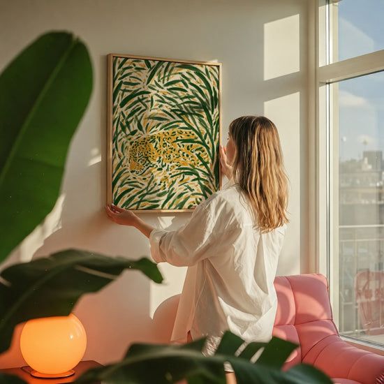 Tableau sur toile léopard jaune feuillage tropical accroché dans salon coloré ambiance exotique