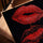 Tableau chambre adulte lèvres rouges glamour pop art posé sur table avec cadre chêne doré