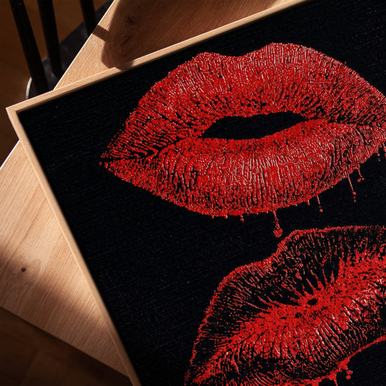 Tableau chambre adulte lèvres rouges glamour pop art posé sur table avec cadre chêne doré