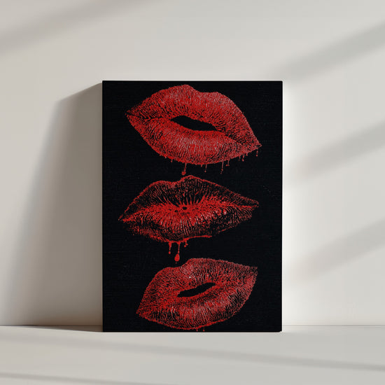 Tableau lèvres rouges pop art glamour posé au sol ambiance minimaliste chambre adulte moderne