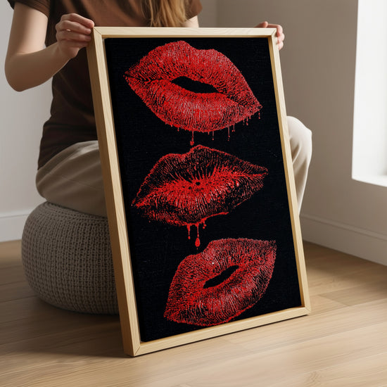 Tableau chambre adulte lèvres rouges pop art glamour porté par une femme dans un salon moderne