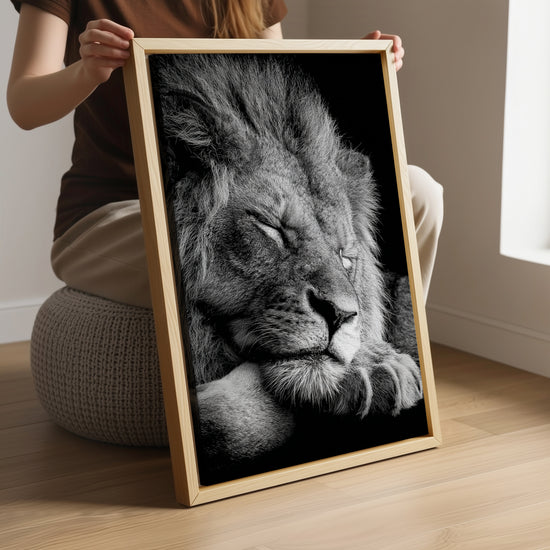 Tableau lion majestueux noir et blanc photo réaliste pour décoration salon moderne avec cadre bois