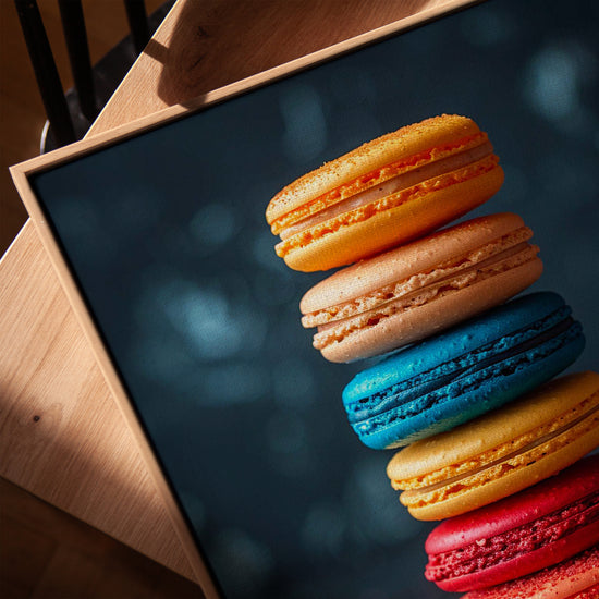 Tableau macarons arc-en-ciel pour cuisine scandinave