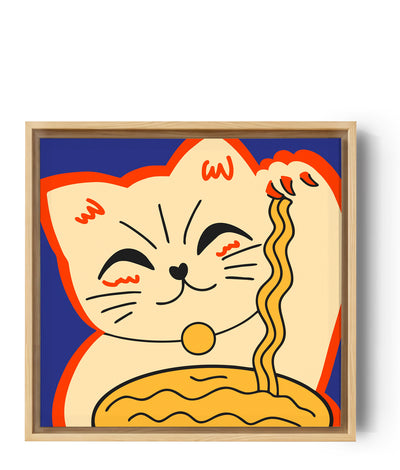 Eine flache Illustration einer beigen Maneki-neko-Katze mit oranger Kontur auf blauem Hintergrund. Sie hält in ihrer rechten Pfote chinesische Nudeln. Die Katze lächelt