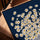 Tableau fleurs marguerites blanches vase pointilliste fond bleu marine décoration salon contemporain