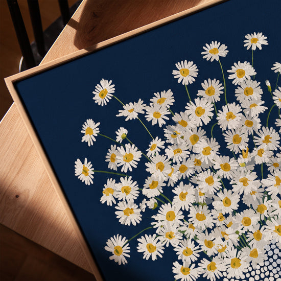 Tableau fleurs marguerites blanches vase pointilliste fond bleu marine décoration salon contemporain