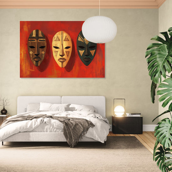 Tableau de masques tribaux sur fond rouge vif dans une chambre moderne et apaisante