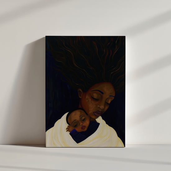 ette peinture contemporaine montre une mère africaine tenant son bébé endormi. Les formes fluides et stylisées mettent en avant la douceur, avec des couleurs sombres contrastées par des drapés clairs, créant une ambiance chaleureuse et protectrice.