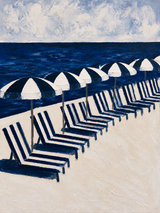 Tableau mer plage avec transats et parasols rayés bleu et blanc, océan profond et ciel nuageux