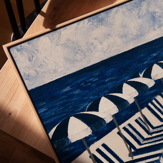 Strand‑Leinwandbild mit blau‑weißen Liegestühlen, moderne Deko mit goldfarbenem Eichenrahmen