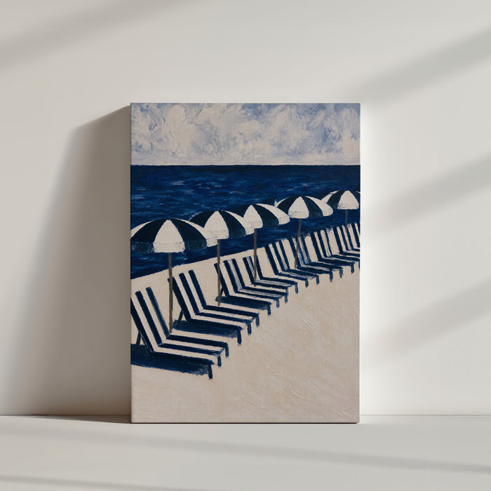 Leinwandbild Strand minimalistisch, gestreifte Liegestühle blau weiß, helle Küsten‑Deko für die Wand