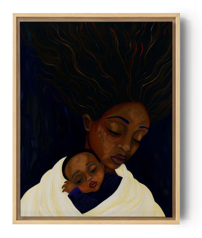 Esta pintura contemporánea muestra a una madre africana sosteniendo a su bebé dormido. Las formas fluidas y estilizadas resaltan la dulzura, con colores oscuros contrastados por telas claras, creando un ambiente cálido y protector.